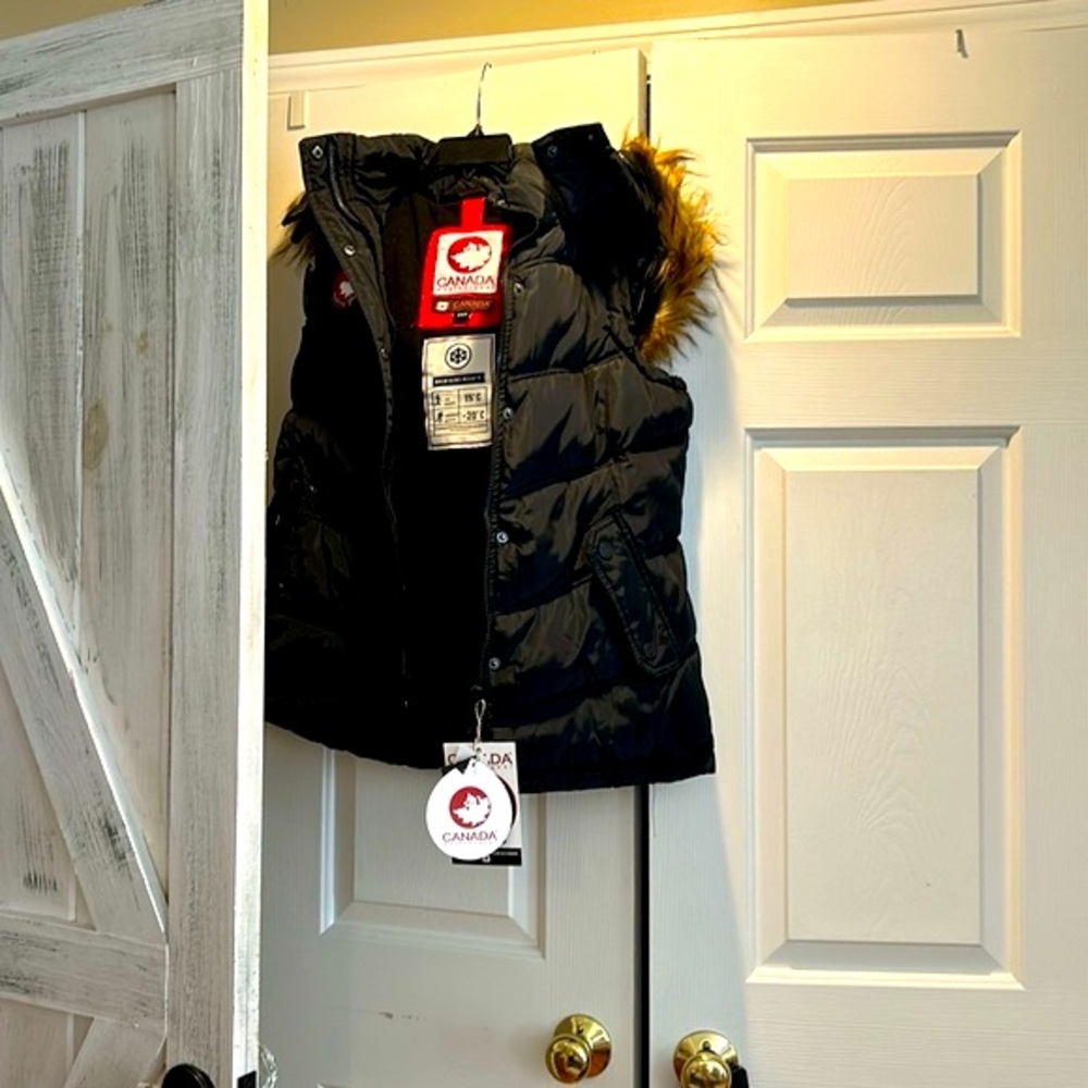 Canada Weather Gear Women's Hooded Puffer Vest Black